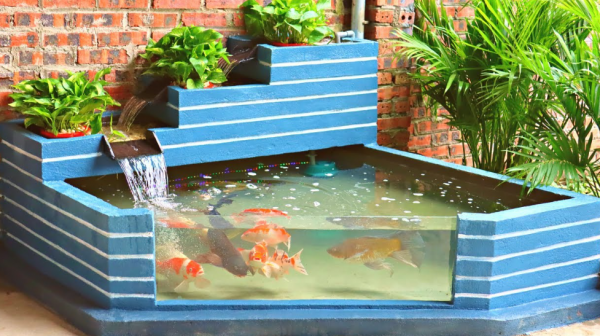 Aquarium outdoor dengan desain air mancur yang indah